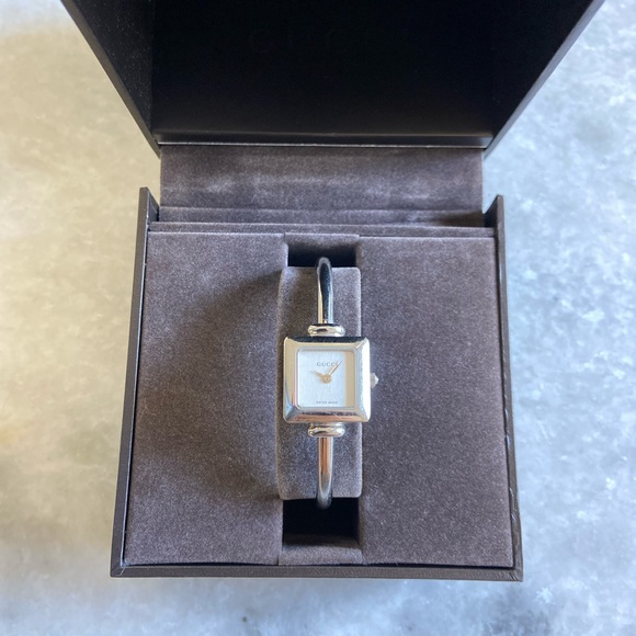 Authentic Gucci 1900l series watch. Excellent condition with minor wear. - Picture 3 of 6
